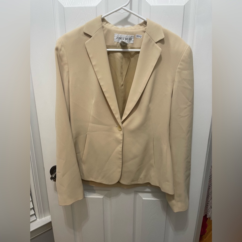 Jones wear blazer size 10 tan